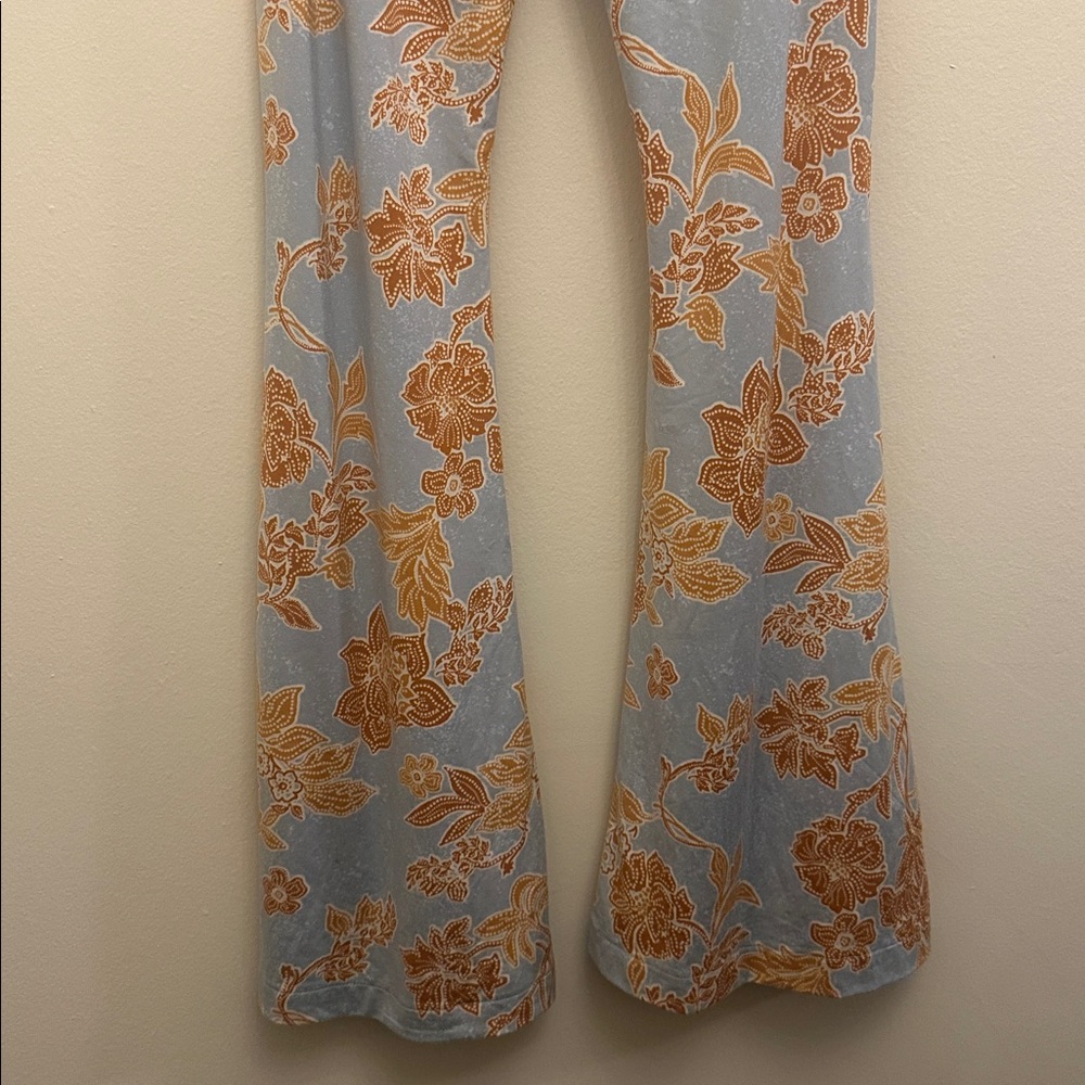 Free People Make a Statement Floral Flare Pants M Preowned Stretchy Comfy Hippie - Picture 4 of 5